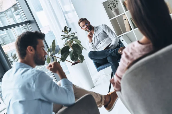 Echtpaar Zittend Therapie Sessie Met Psycholoog Consultant Vergadering — Stockfoto