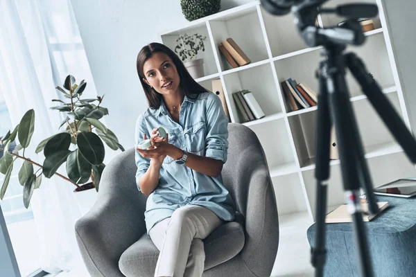 Jeune Femme Montrant Des Produits Beauté Tout Faisant Une Nouvelle — Photo