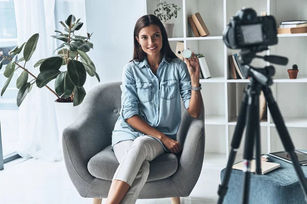 Lächelnde Brünette Frau Zeigt Schönheitsprodukt Während Sie Ein Neues Video — Stockfoto