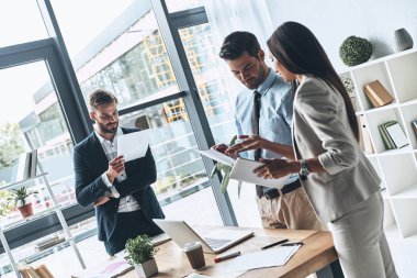 iş adamları istatistikleri okuma kağıt belgeleri modern ofis masada 