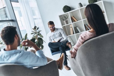 psikolog ile terapi seansı üzerinde oturan evli çift