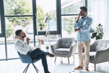 terapi oturumu toplantısı psikolog doktor ile adam 