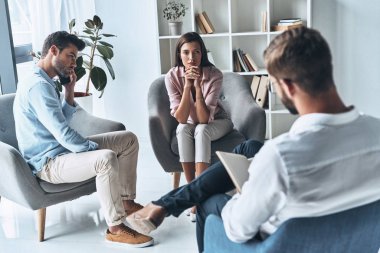 psikolog ile terapi seansı üzerinde oturan evli çift