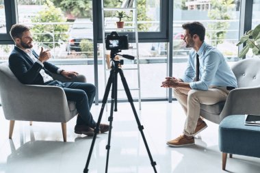 terapi seansı psikolog ile modern Studio ile kayıt fotoğraf makinesi tripod üzerinde olan adam    