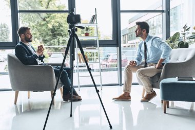terapi seansı psikolog ile modern Studio ile kayıt fotoğraf makinesi tripod üzerinde olan adam    
