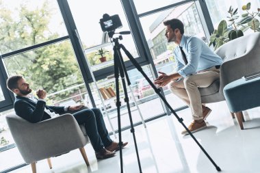 terapi seansı psikolog ile modern Studio ile kayıt fotoğraf makinesi tripod üzerinde olan adam    