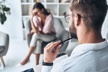 umutsuzluk kadın psikolog ile terapi oturumu sahip    