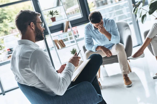 Coppia Sconvolta Seduta Sulla Sessione Terapia Con Uomo Psicologo — Foto Stock