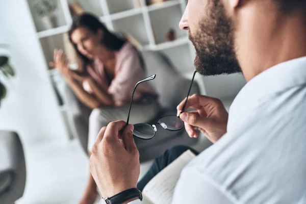 Zdenerwowana Kobieta Sesji Terapeutycznej Psychologiem Mężczyznę Trzymającego Nosić Okulary — Zdjęcie stockowe