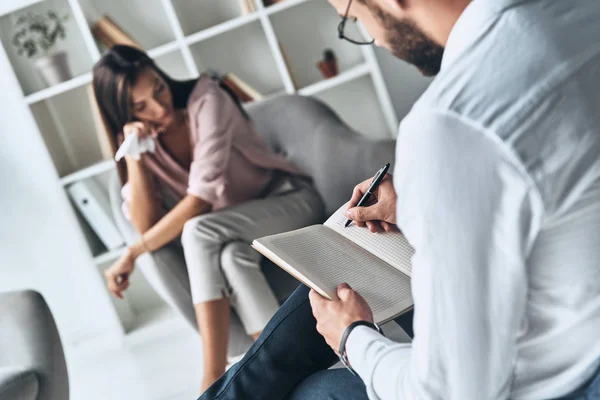 Smutna Kobieta Sesji Terapeutycznej Psychologiem — Zdjęcie stockowe