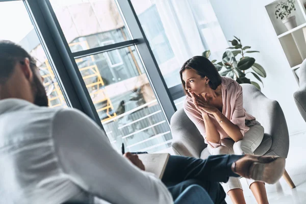 Verärgerte Frau Bei Therapiesitzung Mit Psychologe — Stockfoto