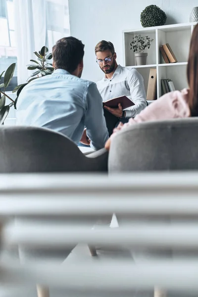 Vue Arrière Couple Assis Sur Session Thérapie Avec Homme Psychologue — Photo