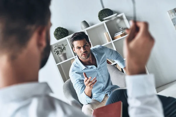 Homem Zangado Tendo Sessão Terapia Com Psicólogo Consultor — Fotografia de Stock