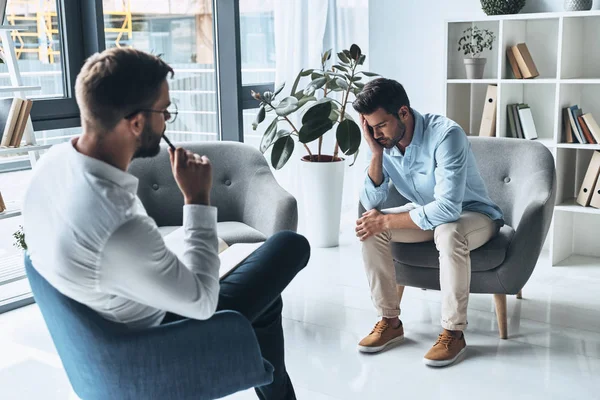 Hombre Molesto Teniendo Sesión Terapia Con Psicólogo — Foto de Stock