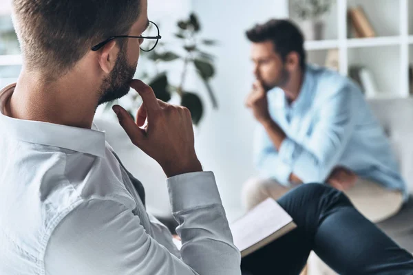 Hombre Teniendo Sesión Terapia Con Psicólogo Consulta Análisis Pensamiento — Foto de Stock