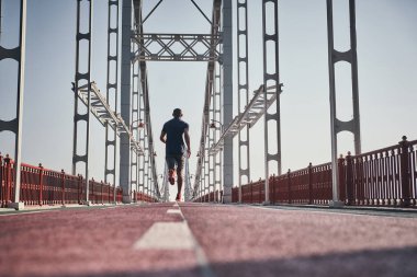 tam uzunlukta, dikiz Afrikalı adamın köprüde açık havada, düşük açılı görünüş koşu