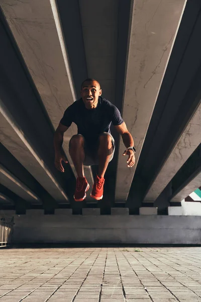 Afrikaanse Man Sportkleding Springen Tijdens Het Sporten Buiten — Stockfoto