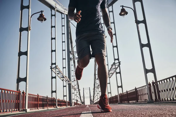 Uomo Che Jogging Sul Ponte All Aperto Vista Basso Angolo — Foto Stock