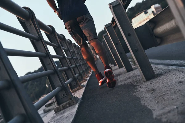 Hombre Corriendo Aire Libre Vista Bajo Ángulo Imagen Recortada — Foto de Stock