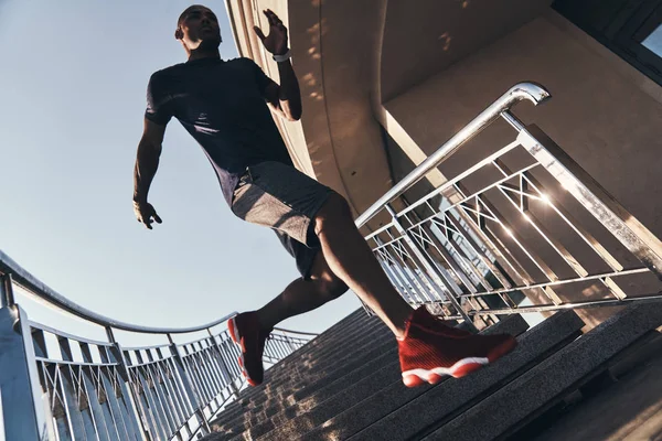 Hombre Con Ropa Deportiva Corriendo Por Las Escaleras Mientras Hace — Foto de Stock