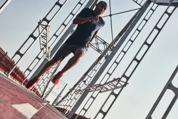 Nízký Úhel Pohledu Jogging Muž Mostě — Stock fotografie