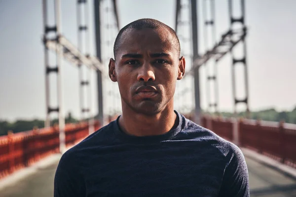 Serious Guapo Joven Africano Mirando Cámara Mientras Está Pie Puente —  Fotos de Stock