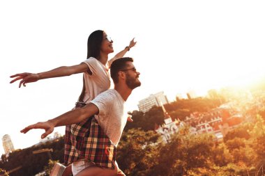 onun kız arkadaşı domuzcuk veren adam geri süre eğleniyor çift binmek