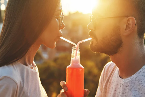 Primer Plano Joven Pareja Bebiendo Botella Con Beber Pajitas — Foto de Stock