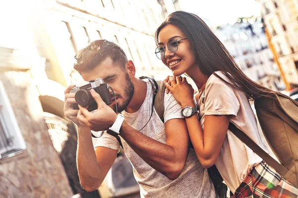 Man Casual Kleding Fotograferen Stad Brunette Vriendin Glimlachend Dicht Bij — Stockfoto