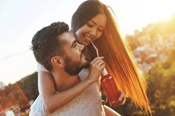 Hombre Llevando Atractiva Mujer Hombros Mujer Bebiendo Botella Con Paja — Foto de Stock