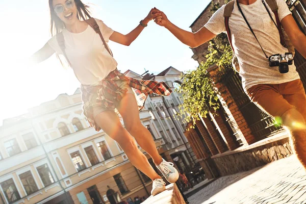 Gelukkige Jonge Paar Houdend Handen Glimlachen Tijdens Het Wandelen Buiten — Stockfoto