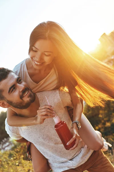 Feliz Joven Pareja Disfrutando Tiempo Despreocupado Mientras Que Hombre Lleva —  Fotos de Stock