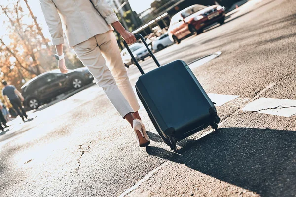 Baksidan Eleganta Kvinnan Att Dra Bagage Medan Promenader Utomhus Gatan — Stockfoto