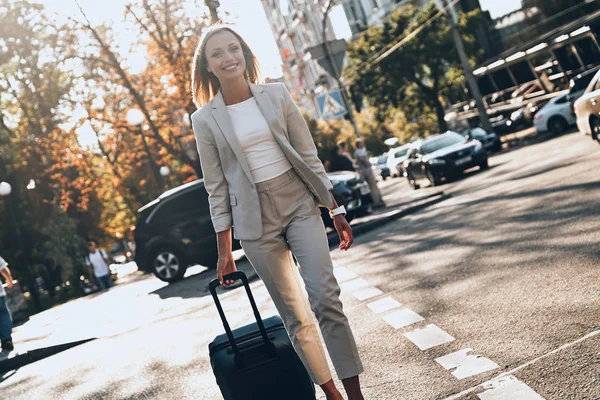 Femme Affaires Confiante Costume Tirant Des Bagages Souriant Tout Marchant — Photo