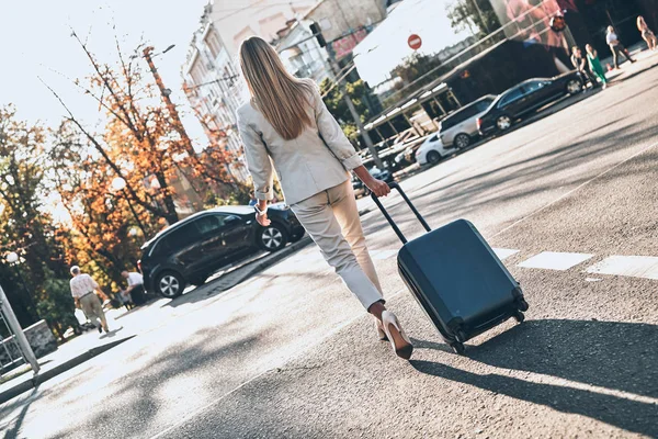 Back View Elegant Woman Pulling Luggage While Walking Outdoors Street — Stock Photo, Image