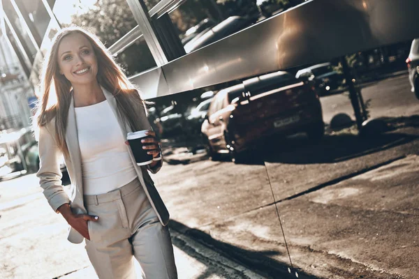 Blond Ung Kvinna Kostym Håller Kopp Kaffe Och Ler Medan — Stockfoto