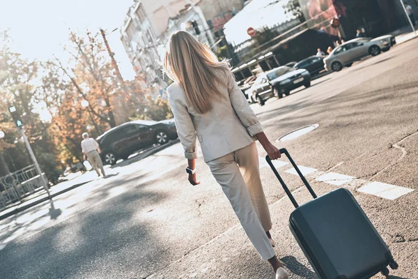 Achteraanzicht Van Elegante Vrouw Bagage Tijdens Het Wandelen Buiten Straat — Stockfoto