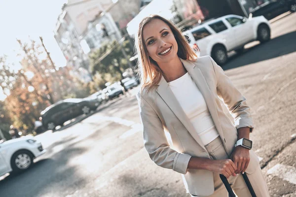 Sorridente Bionda Giovane Donna Tuta Tirando Bagagli Mentre Piedi All — Foto Stock