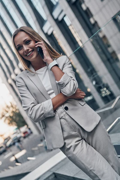 Piękna Blondynka Garnitur Rozmowy Telefon Uśmiechając Się Stojąc Zewnątrz — Zdjęcie stockowe
