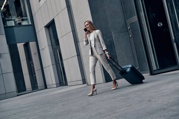 Mooie Blonde Zakenvrouw Pak Bagage Trekken Terwijl Buiten Lopen Praten — Stockfoto