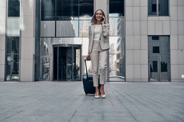 Beautiful Blonde Business Woman Suit Pulling Luggage While Walking Outdoors — Stock Photo, Image