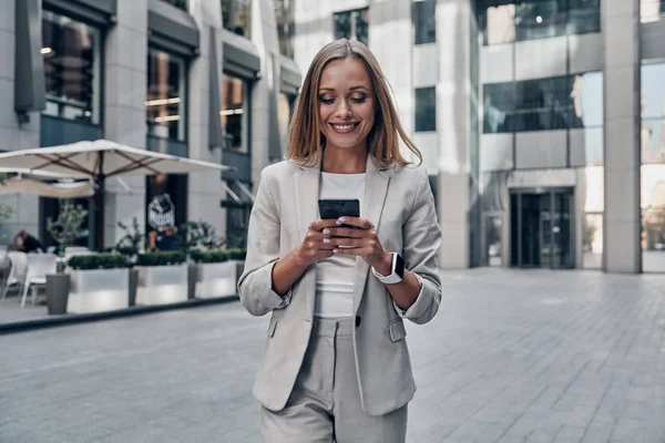 Schöne Blonde Frau Anzug Mit Smartphone Und Lächelt Freien — Stockfoto
