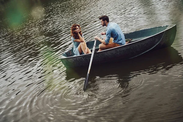 Giovane Coppia Godendo Data Romantica Durante Canottaggio Una Barca — Foto Stock