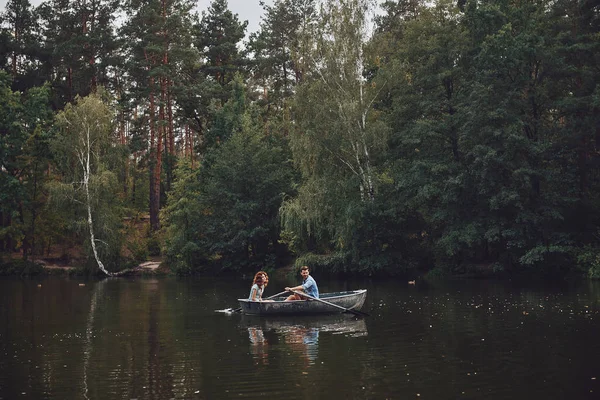 Par Båten Njuter Romantisk Datum — Stockfoto