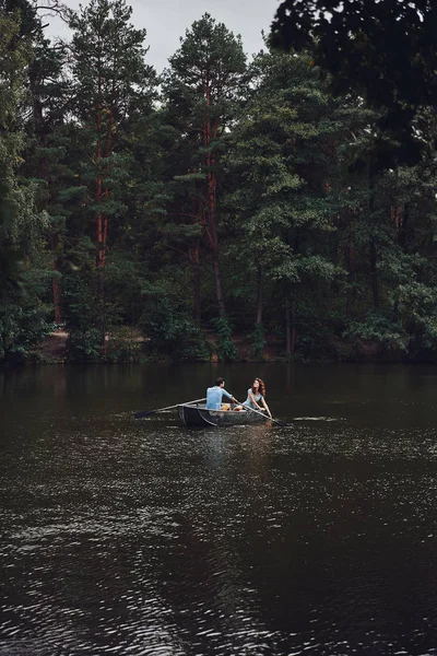 Любящая Молодая Пара Наслаждается Романтическим Свиданием Катаясь Лодке Озеру — стоковое фото