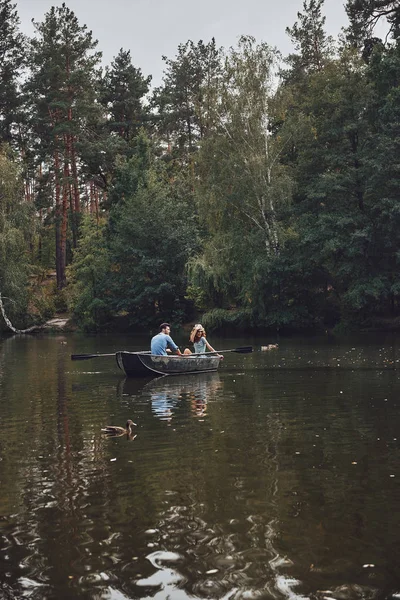Paar Genieten Van Romantische Datum Glimlachen Terwijl Roeien Een Boot — Stockfoto