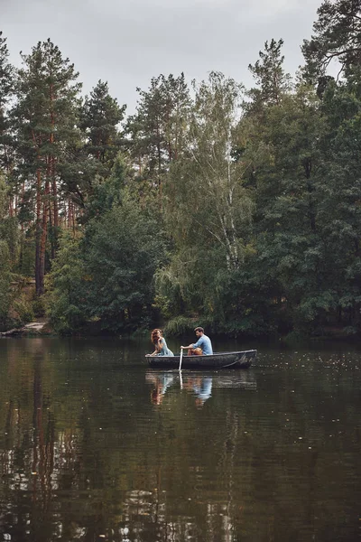 Ζευγάρι Σκάφος Απολαμβάνοντας Ρομαντική Ημερομηνία Στη Λίμνη Στο Δάσος Δέντρα — Φωτογραφία Αρχείου