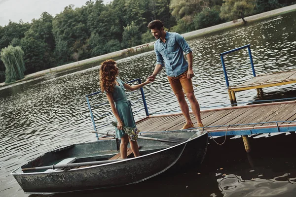 Kaukasischen Liebenden Paar Immer Bereit Boot Rudern Während Genießen Date — Stockfoto