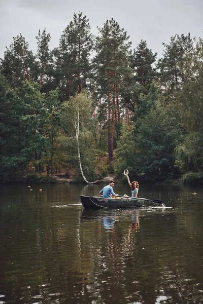 Par Roddbåt Sjön Vid Skog Med Träd Kvinna Med Hatt — Stockfoto