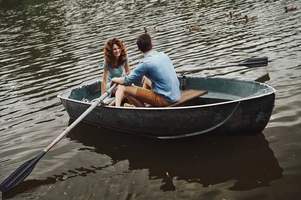 Paar Genieten Van Romantische Datum Terwijl Roeien Een Boot — Stockfoto